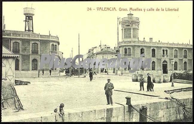 Muelles y calle de la libertad en el grao de valencia