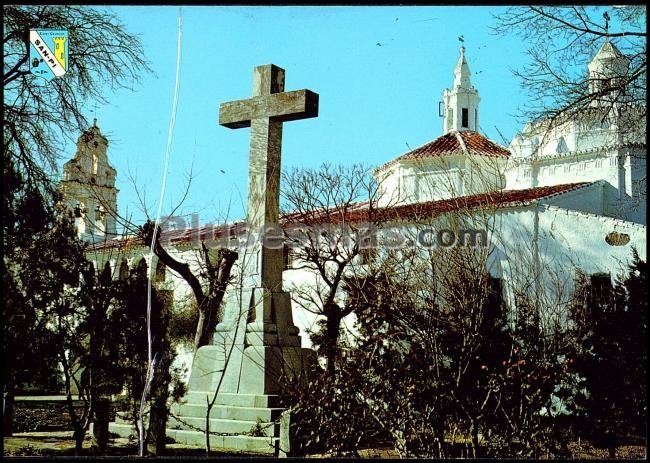 Cruz de los caídos en el patio de la ermita de bienvenida (badajoz)