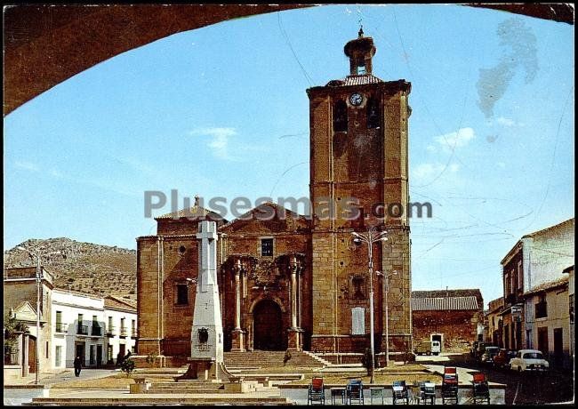 Iglesia parroquial en la plaza de españa de castuera (badajoz)