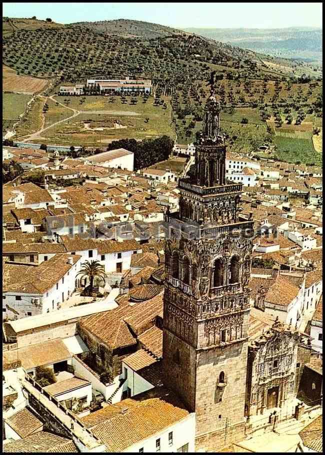 Vista aérea de la torre de san bartolomé en jerez de los caballeros (badajoz)