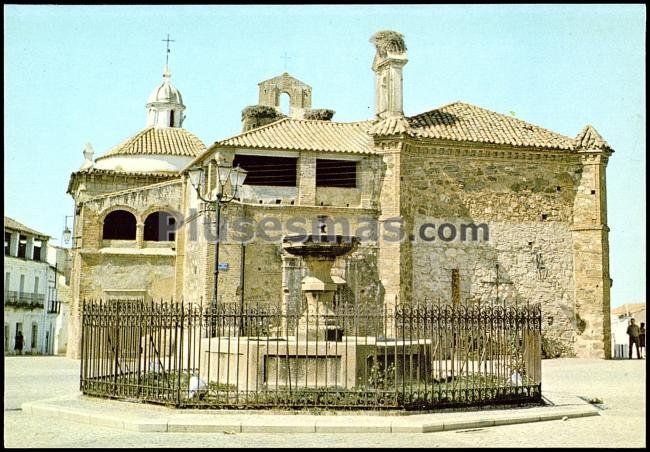 Fuente de la plaza y fachada este de la iglesia de siruela (badajoz)