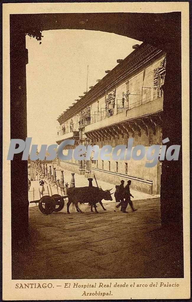 El hospital real desde el arco del palacio arzobispal de santiago de compostela