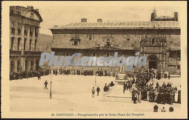 Peregrinación por la gran plaza del hospital de santiago de compostela