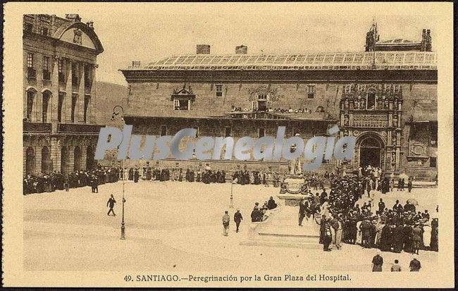 Peregrinación por la gran plaza del hospital de santiago de compostela