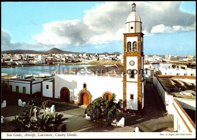 Aspecto parcial de arrecife, capital de lanzarote y la iglesia de san ginés (islas canarias)