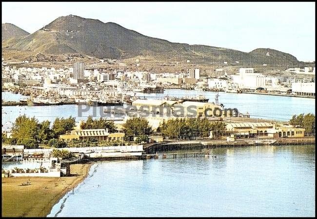 Puerto de la luz y playa de las alcaravaneras en las palmas