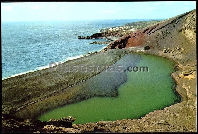 Lago del golfo o lago verde en el municipio de yaiza en lanzarote (islas canarias)