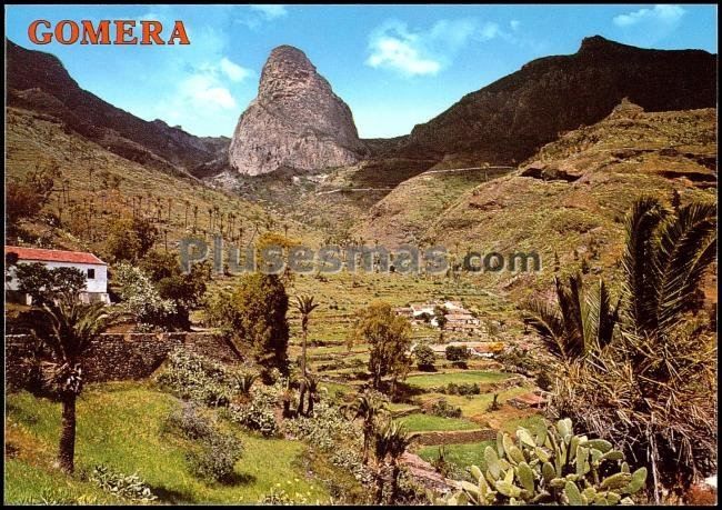 Roque agando de benchijigua en la gomera (santa cruz de tenerife)