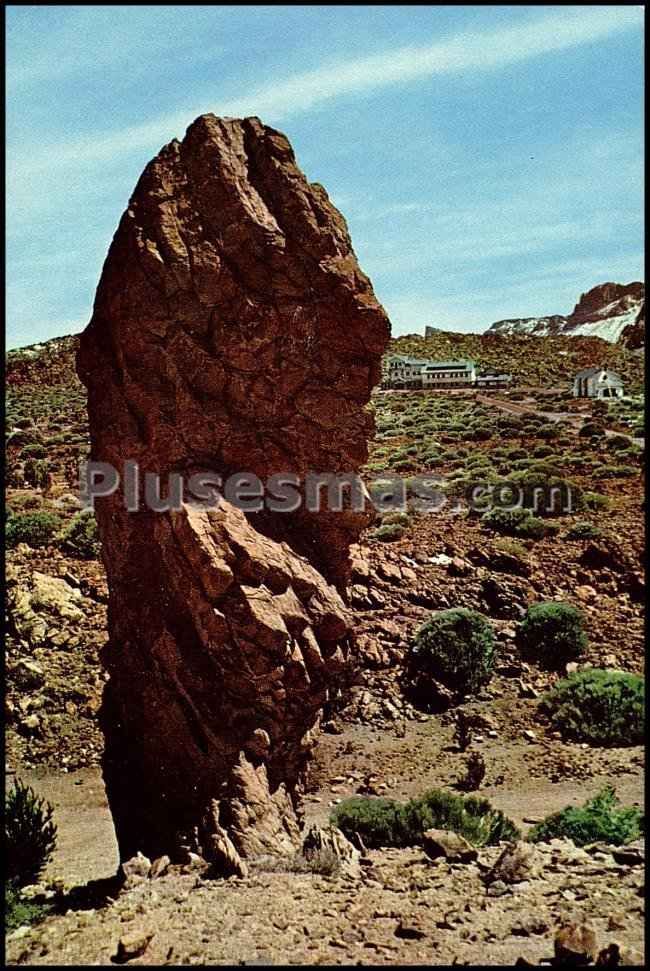 Roque del almendro en el parque nacional del teide (santa cruz de tenerife)