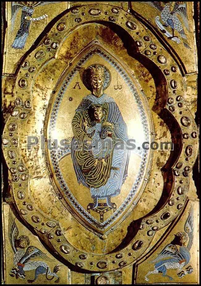 La virgen del retablo en el santuario de san miguel en aralar (navarra)