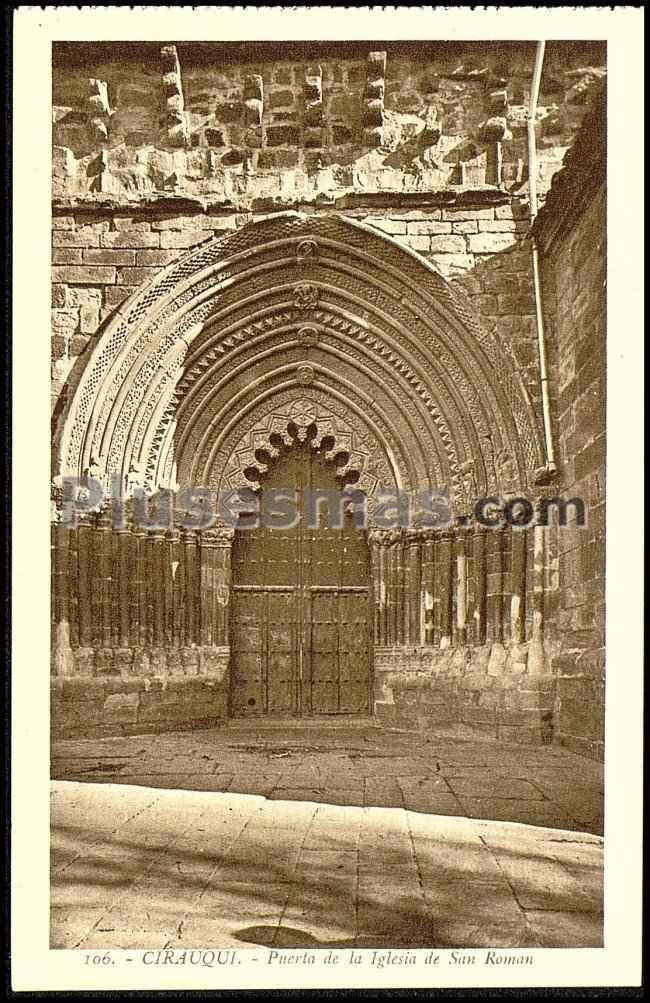 Puerta de la iglesia de san román en cirauqui (navarra)