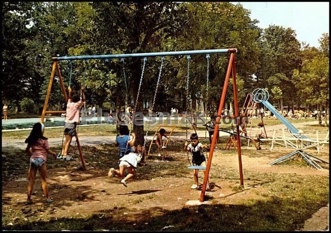 Piscina de ostuño y parque infantil en izarra (álava)