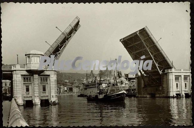 Barco pasando por el puente levadizo de bilbao