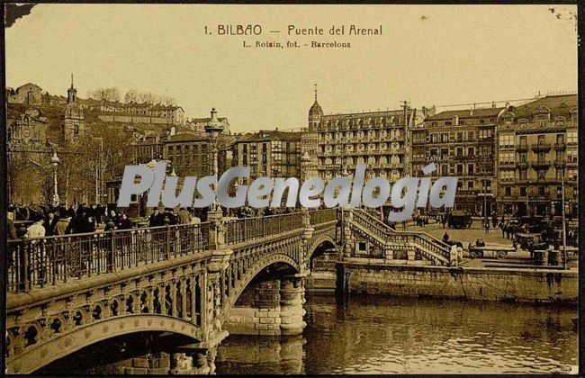 Puente del arenal con transeuntes de bilbao