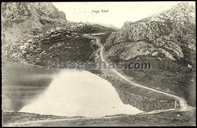 Lago enol de los lagos de covadonga (asturias)
