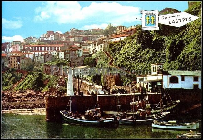 Barcas pesqueras en el puerto de lastres (asturias)