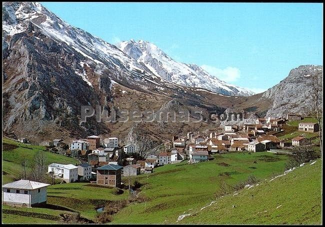 Al fondo collado de pandebano. sotres (asturias)