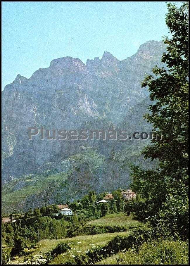 En pleno descenso hacia cain, el último pueblo del valle cordiñanes. al fondo el macizo central de los picos de europa. el valle de valdeón (asturias)