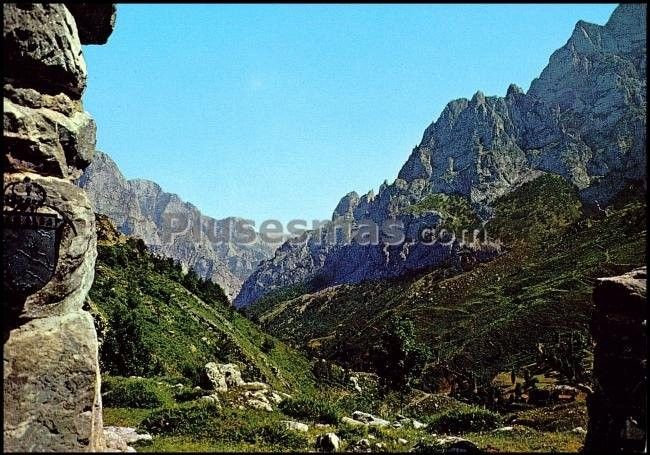 Valle de valdeón. desde el mirador del tombo, el desfiladero del cares. camino hacia cain pasando por la ermita de corona (asturias)