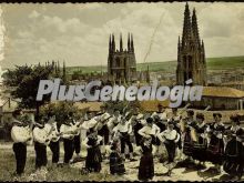 Baile tradicional de burgos con la catedral al fondo