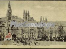 Desfile militar en el puente y puerta de santa maría de burgos