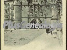 Arco de santa maría de burgos (vista vertical blanco y negro)