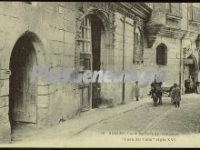 Casa del cubo del siglo xvi en la calle de fernán-gonzález