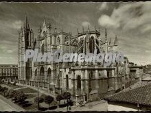 Vista lateral en blanco y negro de la catedral de león