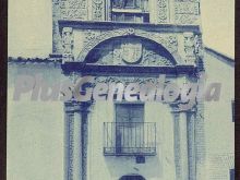Artística y célebre fachada de la antigua casa conocida por el arco de piedra en el madrigal de las altas torres (ávila)