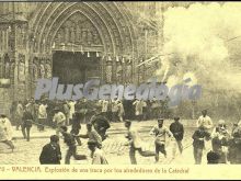 Explosión de una traca por los alrededores de la catedral en valencia