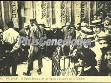 El típico tribunal de las aguas a la puerta de la catedral de valencia