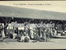 Envase del pescado en el muro. la coruña