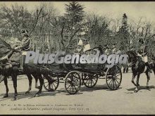 S.m. la reina revisando la academia de infantería de toledo en madrid