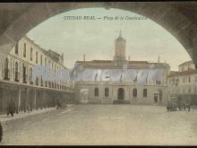 Plaza de la constitución de ciudad real vista bajo un arco