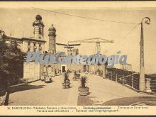 Terrasa y atracciones en el Tibidabo en Barcelona