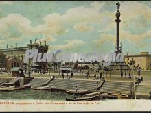 Monumento a Colón con embarcadero de la Puerta de la Paz en Barcelona