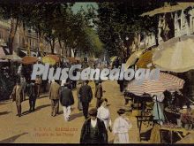 Gente paseando por La Rambla de las Flores en Barcelona