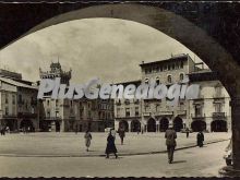 Vista bajo el arco de la Plaza en Vich (Barcelona)