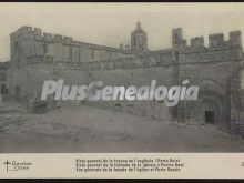 Vista general de la fachada de la iglesia y puerta real de santa creus (tarragona)