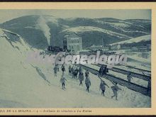 Arribada de skiadors al valle de la molina (girona)