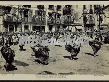 Fiesta mayor. baile de cabezudos en olot (girona)