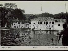 Gente en la piscina de arbucias (girona)