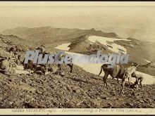 Excursionistas subiend al picacho del veleta (3462 m) en sierra nevada (granada)