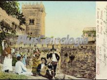 La puerta de hierro y grupo de gitanos en la alhambra de granada