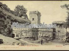 Puerta de hierro en la alhambra de granada