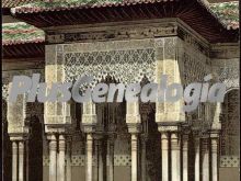 Templete de levante en el patio de los leones de la alhambra de granada