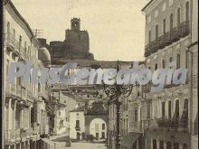 Calle infante don fernando y torre del reloj de papabellotas en antequera