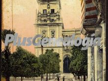 El patio y la torre desde la puerta de bendiciones de mezquita de córdoba