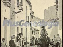 Gente pasando por las calles de córdoba