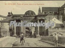 Puerta del puente sobre el río guadalquivir de córdoba